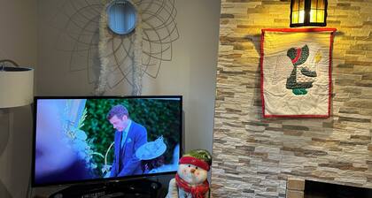 Enchanting 2-bedroom bungalow a short stroll from the beach and all amenities