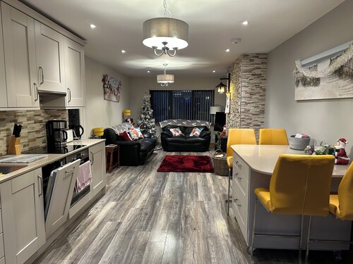 Enchanting  2-bedroom bungalow a short stroll from the beach and all amenities