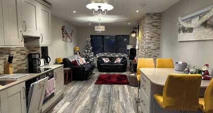 Enchanting 2-bedroom bungalow a short stroll from the beach and all amenities