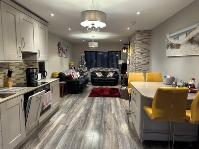 Enchanting  2-bedroom bungalow a short stroll from the beach and all amenities