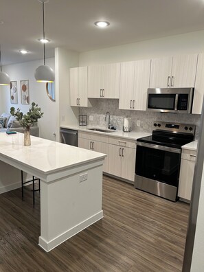 Private kitchen - Modern 1BR - Steps from Sundance Sq & Minutes from Dickies Arena and ATT Stadium (Fort Worth)