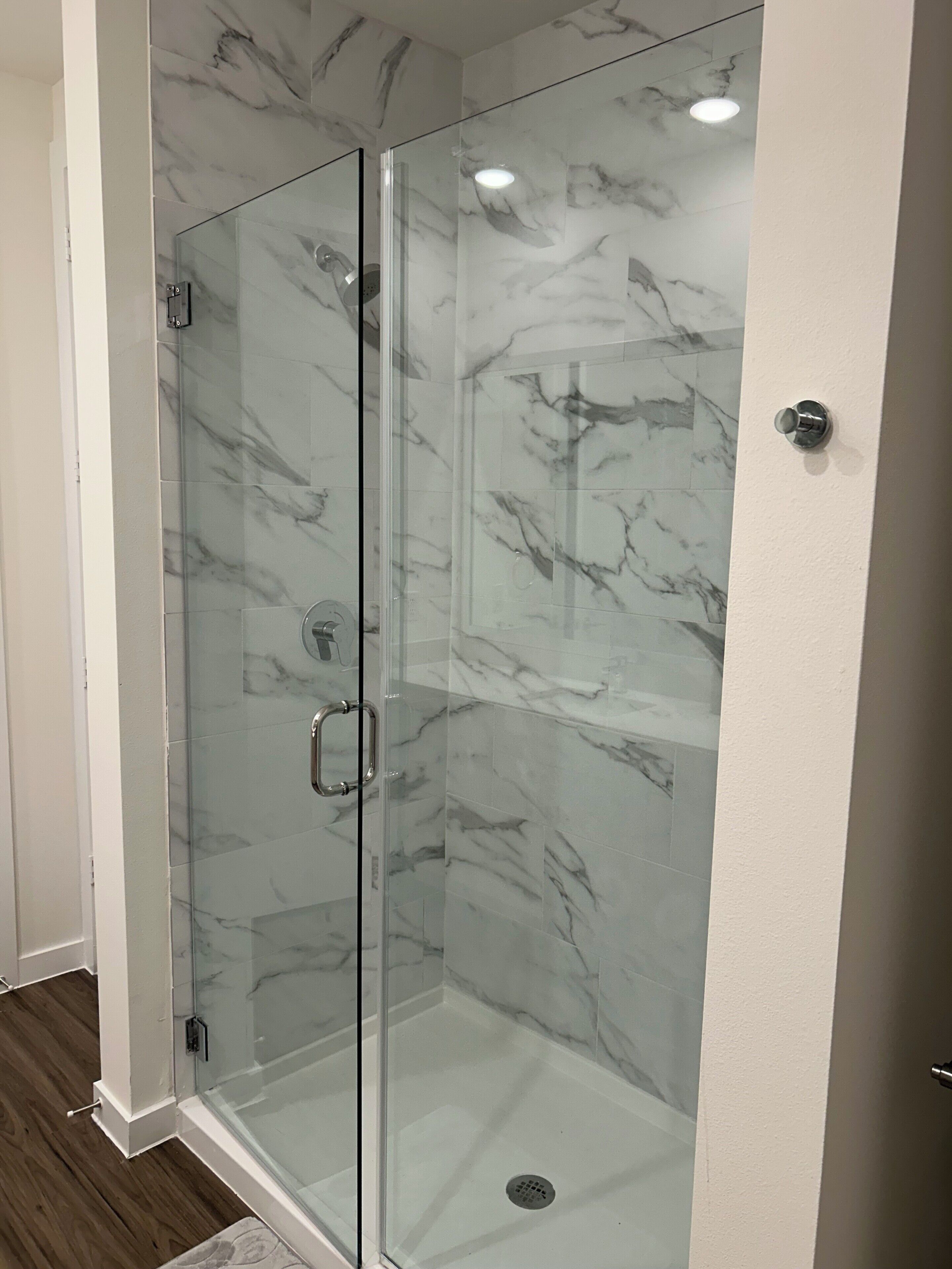 Dusche, Handtücher, Seife, Toilettenpapier