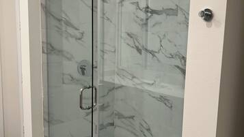 Dusche, Handtücher, Seife, Toilettenpapier