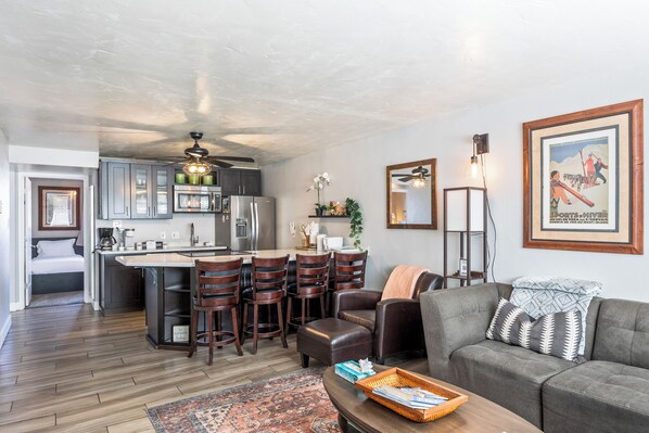 Smart TV, caminetto, libri