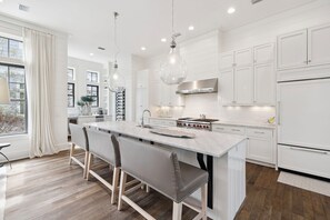 Een koelkast, een microgolfoven, een oven, een kookplaat