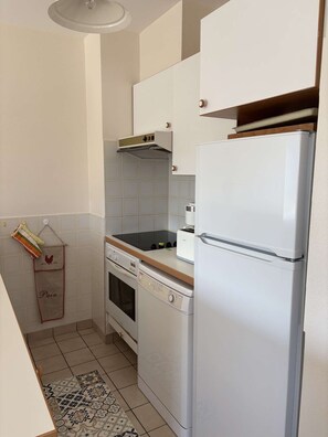 Réfrigérateur, four, lave-vaisselle, grille-pain