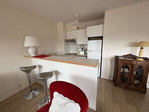 Kjøleskap, ovn, oppvaskmaskin og brødrister