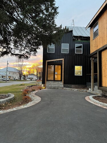 Charming 1-bedroom building with WiFi, AC in brilliant Madison Maine