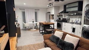 Eine moderne Küche mit Essbereich, Deckenventilator und Waschmaschine.