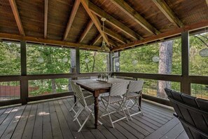 Outdoor dining - Toccoa Time - Riverside | Pet Friendly | Firepit | Pool table (Blue Ridge)