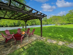 Terrace/patio - Toccoa Time - Riverside | Pet Friendly | Hot Tub | Firepit (Blue Ridge)