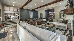 Smart-TV, Kamin, Tischtennisplatte