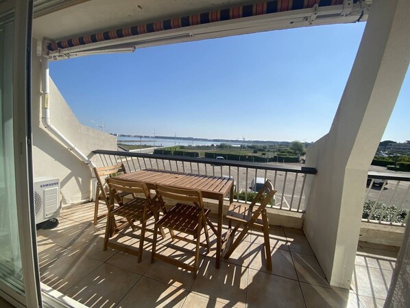 Outdoor dining - PORT CAMARGUE – BEL APPARTEMENT CLIMATISÉ AVEC VUE MER, TERRASSE et PARKING – 4 PERSONNES (PORT CAMARGUE)