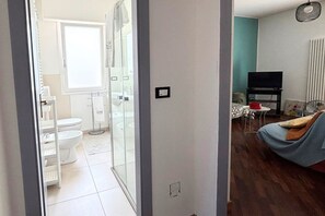Douche, bidet, serviettes fournies