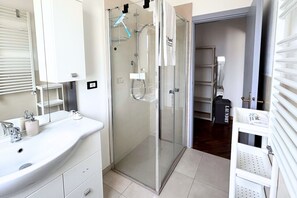 Doccia, bidet, asciugamani