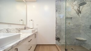 Douche, séchoir à cheveux, serviettes fournies