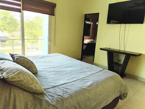 4 عدّة غرف نوم ومكواة/لوح كي وواي فاي وملاءات أسرّة