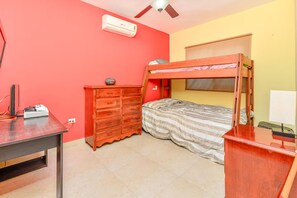 4 chambres, fer et planche à repasser, Wi-Fi, draps fournis