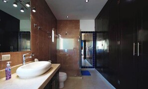 تجهيزات دش، مجففات شعر، مناشف، صابون