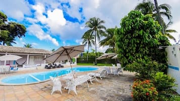 Una piscina techada, una piscina al aire libre