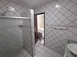 Quarto família | Banheiro | Chuveiro, toalhas de banho, sabonete, papel higiênico