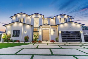 Exterior - Villa Califa - Resort-style Living w/ Private Pool, Spa & Theater (Woodland Hills)