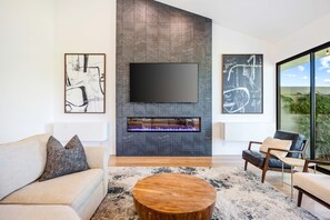 Smart TV, fireplace