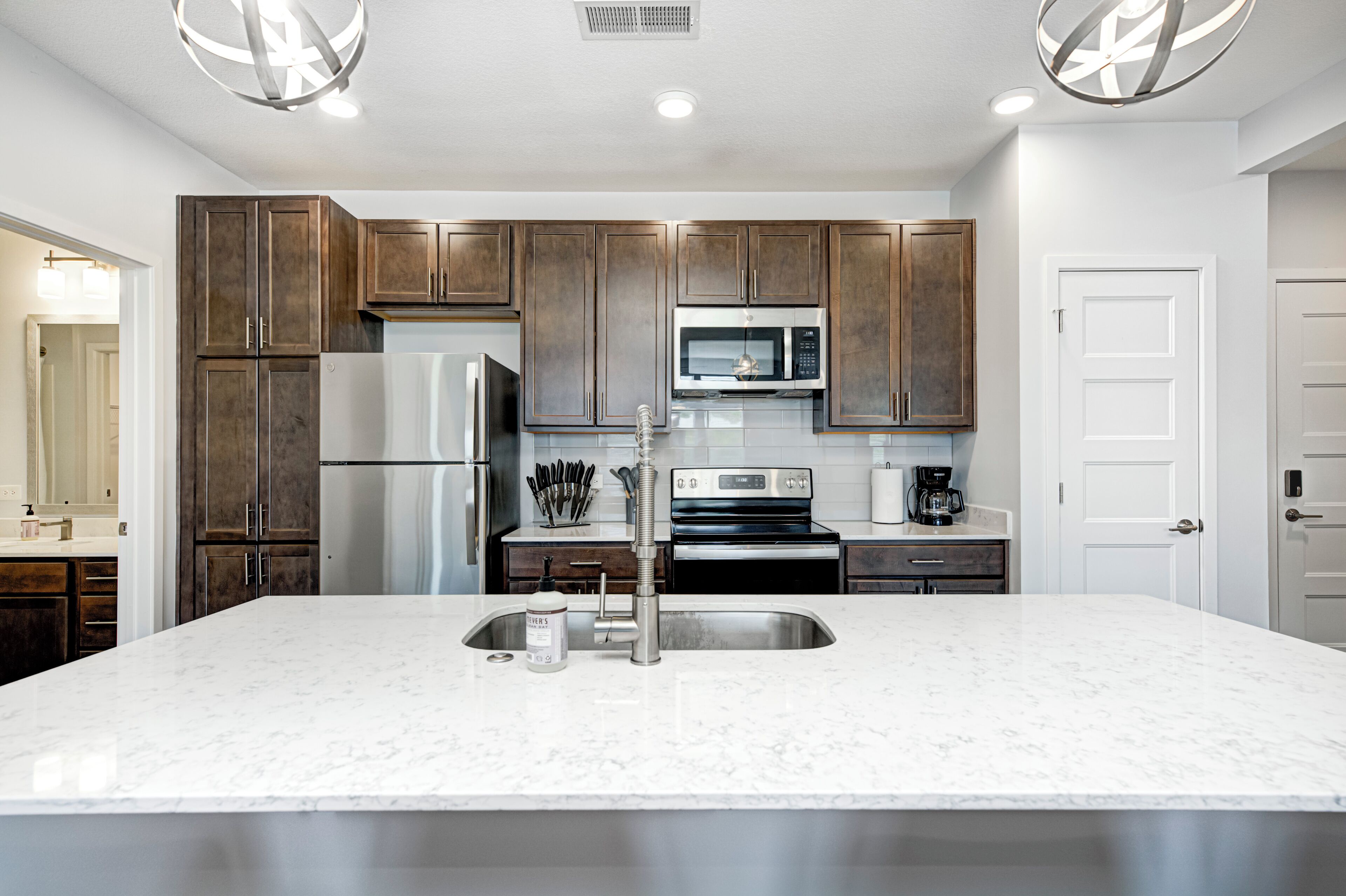 Kylskåp, mikrovågsugn, ugn och spishäll