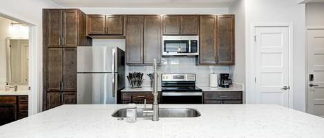 Kylskåp, mikrovågsugn, ugn och spishäll