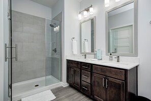 Dusche, Handtücher, Seife, Toilettenpapier