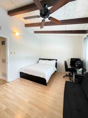 1 slaapkamer, een strijkplank/strijkijzer, wifi, beddengoed