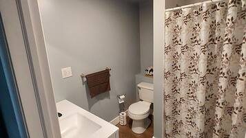 Douche, sĂšche-cheveux, serviettes fournies, savon