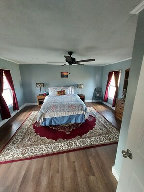 3 bedrooms, bed sheets - Charming pet friendly house in the Finger Lakes nestled in Keuka Park, NY. (Keuka Park)