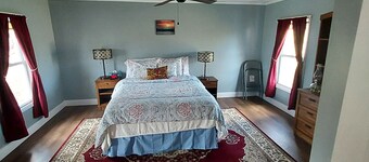 Charming pet friendly house in the Finger Lakes nestled in Keuka Park, NY.