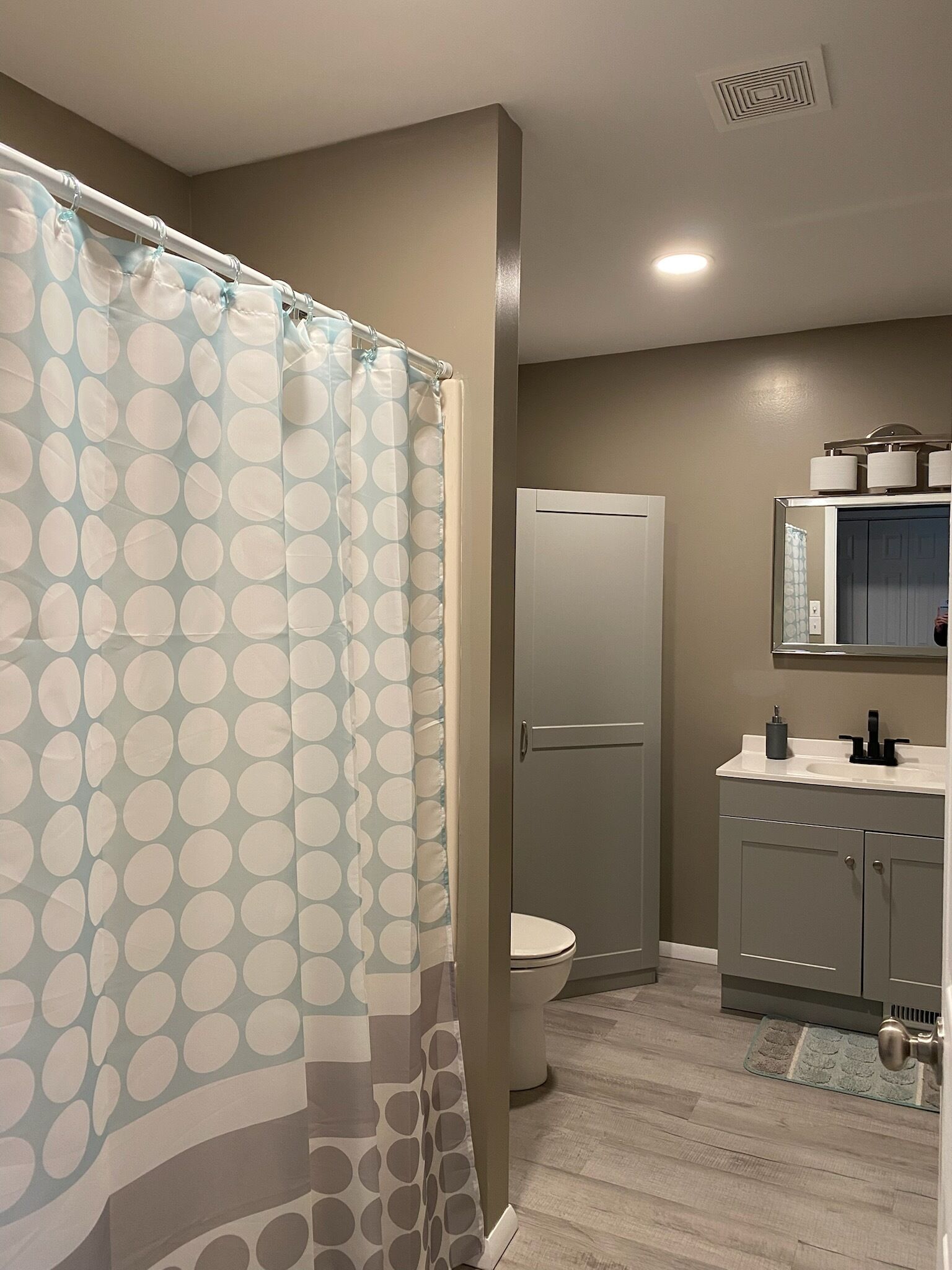 Suihku, hiustenkuivaaja, pyyhkeet, saippua