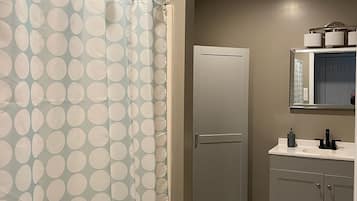 Suihku, hiustenkuivaaja, pyyhkeet, saippua