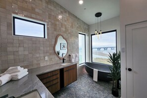 Douche, séchoir à cheveux, serviettes fournies