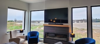 Spectacular Bridge and Bay Views! Bayfront, Hot Tub, Dog Friendly, Fireplace!