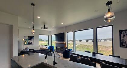 Spectacular Bridge and Bay Views! Bayfront, Hot Tub, Dog Friendly, Fireplace!