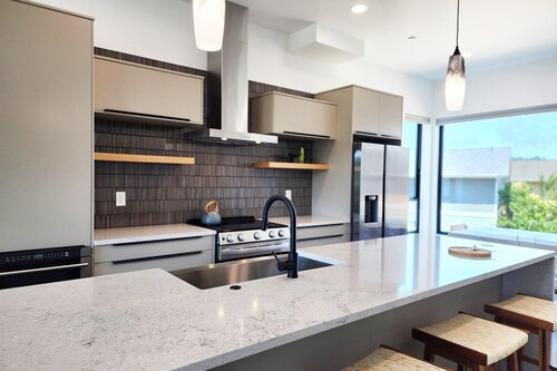 New Townhouse! Hot Tub! Dog Friendly! Short Walk to Beach & Town!