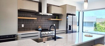 New Townhouse! Hot Tub! Dog Friendly! Short Walk to Beach & Town!