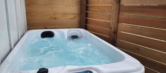 New Townhouse! Hot Tub! Dog Friendly! Short Walk to Beach & Town!