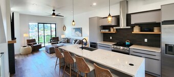 New Townhouse! Hot Tub! Dog Friendly! Short Walk to the Beach!