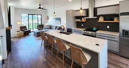 New Townhouse! Hot Tub! Dog Friendly! Short Walk to the Beach!