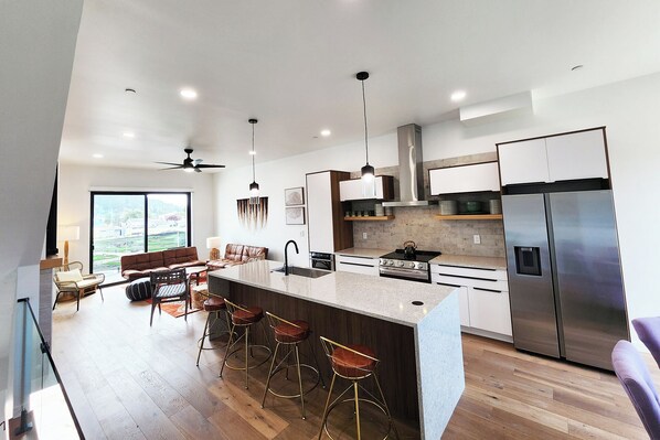 Réfrigérateur, four à micro-ondes, un four, surface de cuisson