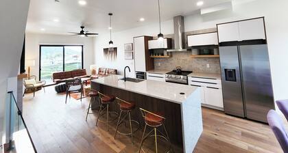 New Townhome! Hot Tub! Dog Friendly! Short Walk to Beach!