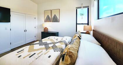 New Townhome! Hot Tub! Dog Friendly! Short Walk to Beach!