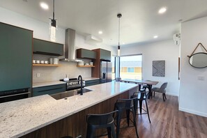 Jääkaappi, mikroaaltouuni, uuni, liesi