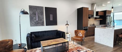 Smart TV, chimenea y tenis de mesa