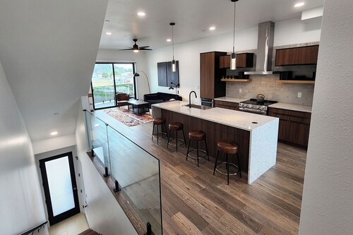 New Townhome! Hot Tub! Dog Friendly! Short Walk to Sandy Beach!